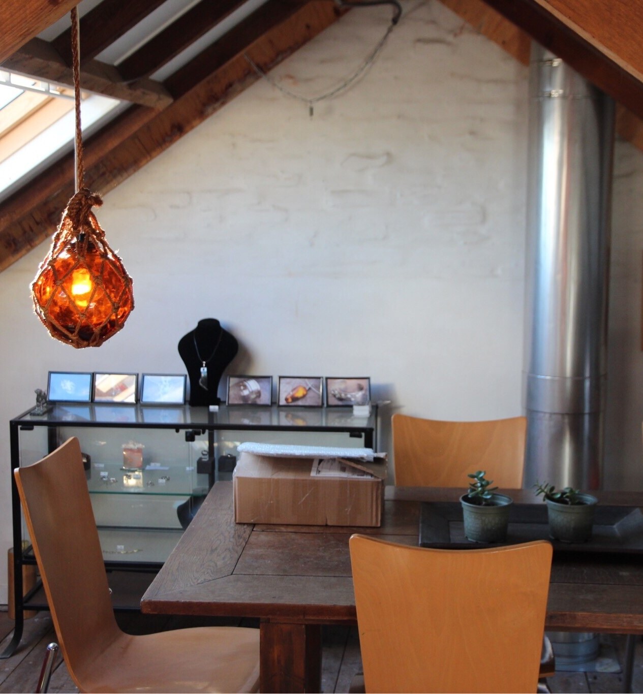 Het atelier met de vitrines