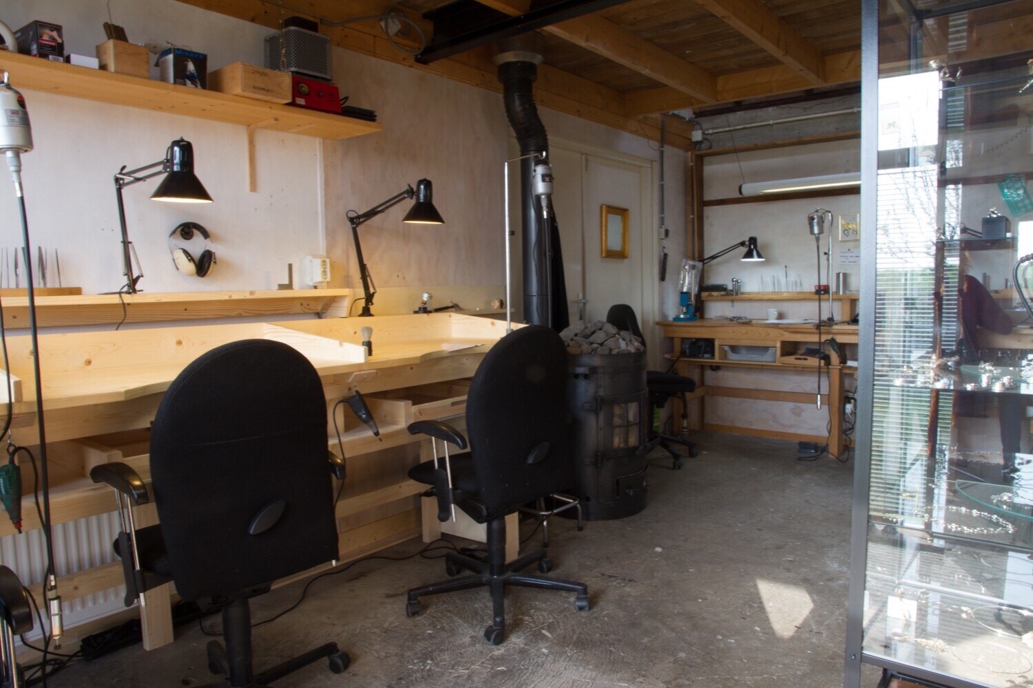 De werkplekken in het atelier