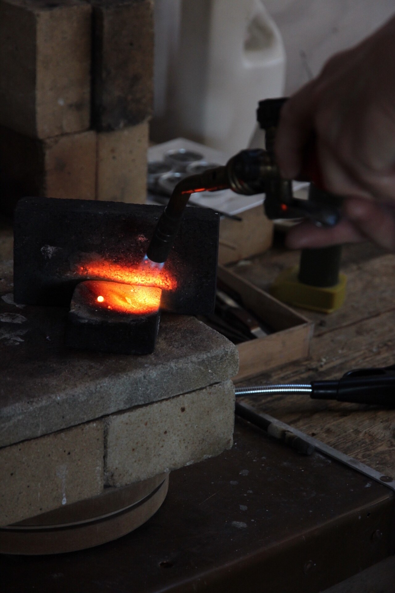 Vuur aan de werkbank in het atelier