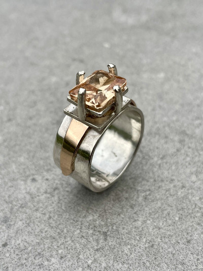 Ring met sultaniet, gemaakt door cursist Dorien