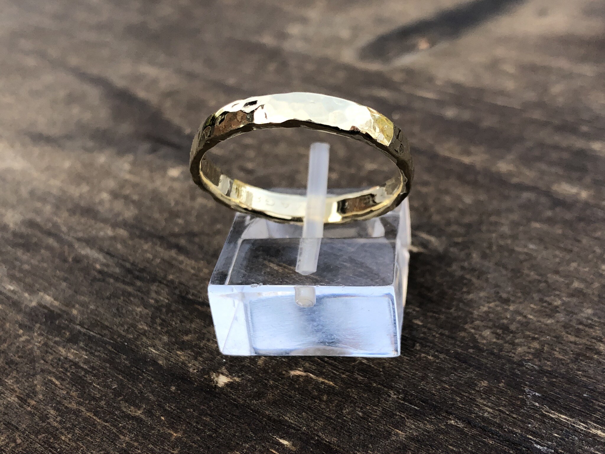 Gouden trouwring in wording