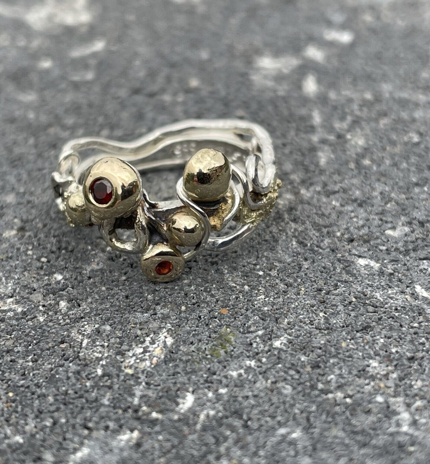 Zilveren ring met goud en granaatjes