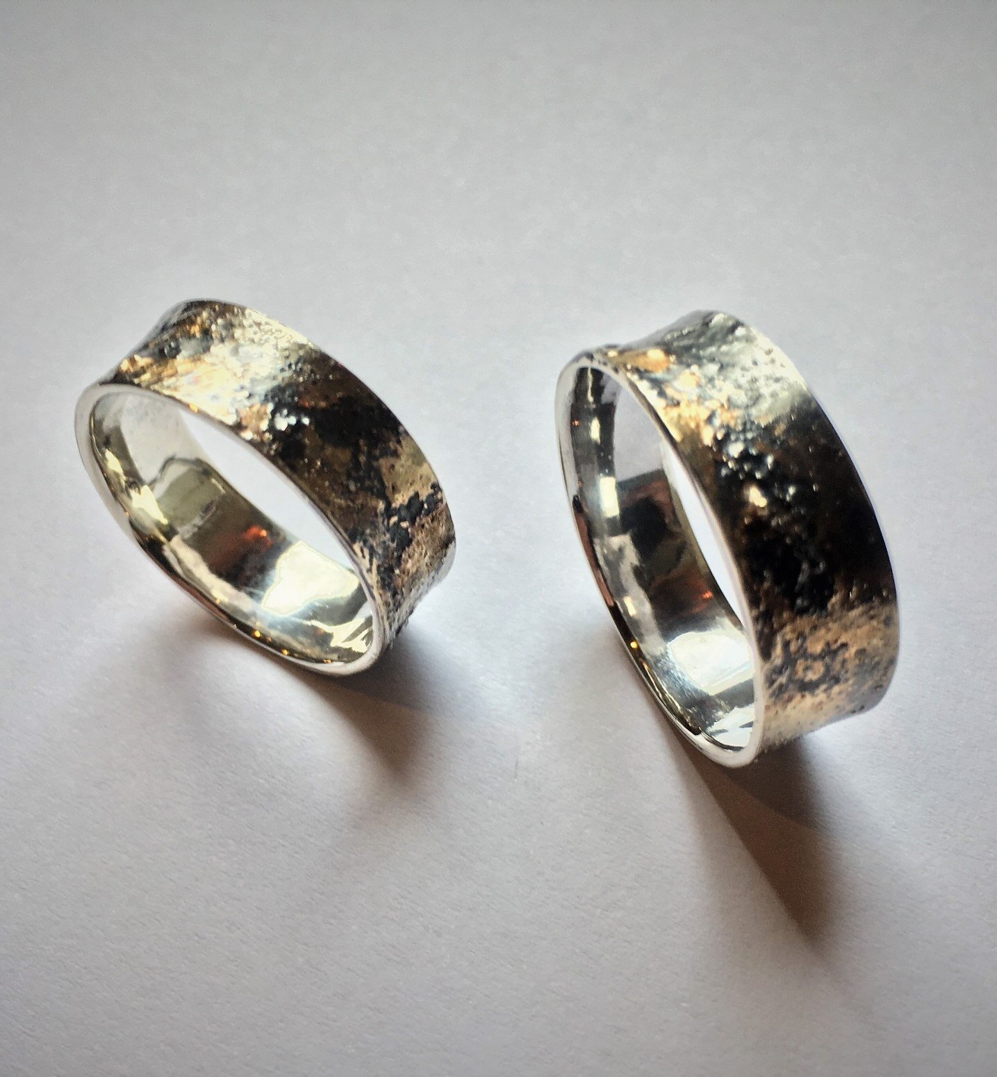 Twee zilveren ringen met goud
