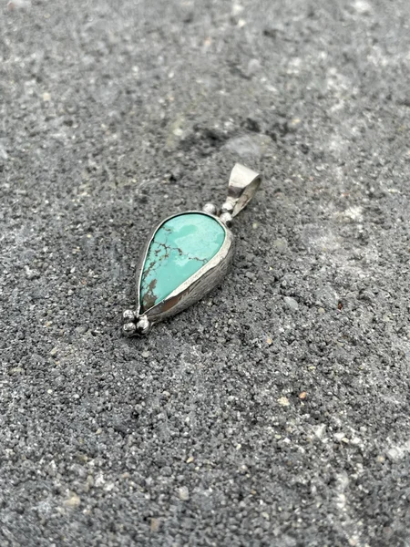 Esther: hanger met mooie chrysocolla