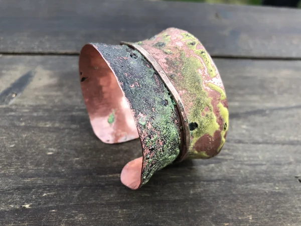 Jos : anticlastische armband. Met emaille