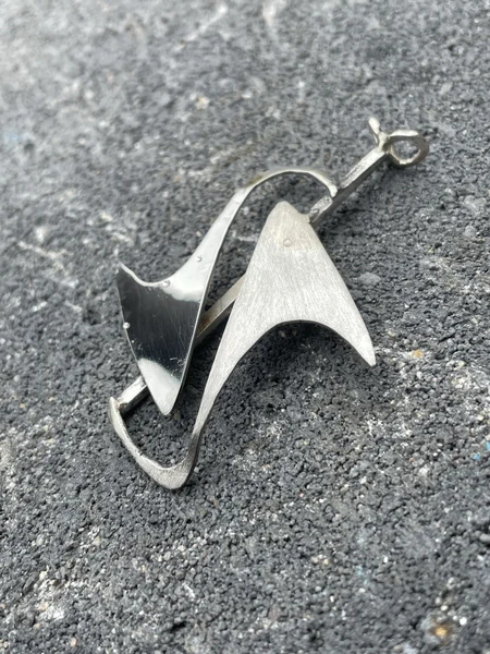 Jos : eigen ontwerp. Hanger, zilver