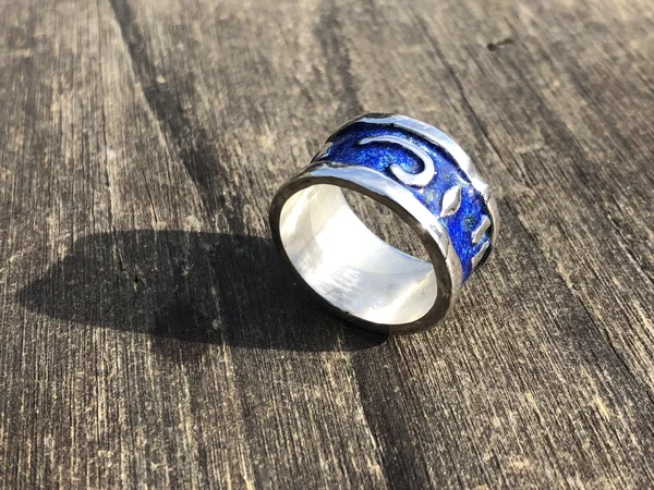 Anneke: zilver met emaille. Eigen ontwerp