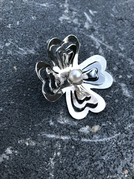 Alice : eigen ontwerp hanger met parel. Zilver