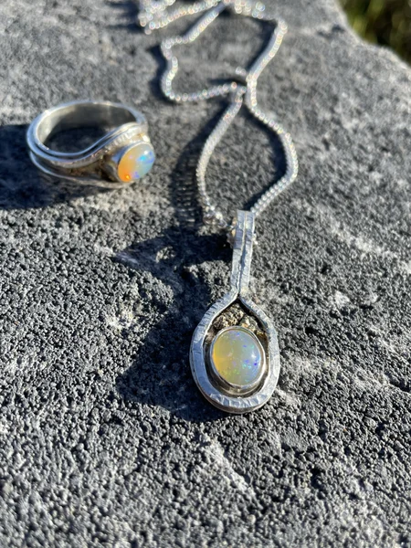Gerda : ring en hanger met opaal