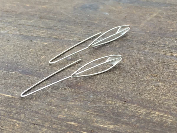 Femke : opdracht oorsieraden van draad