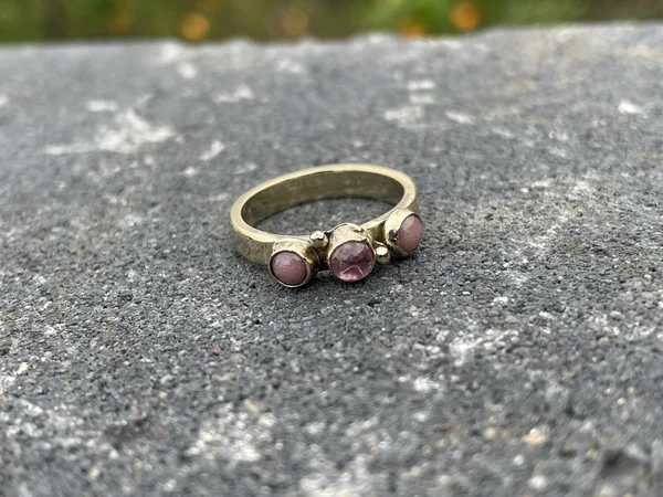 Esther: eigen ontwerp van oud goud
