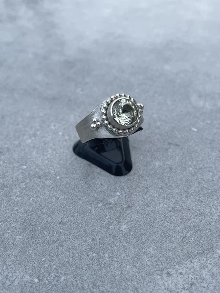 Gerda : ring met steen, eigen werk