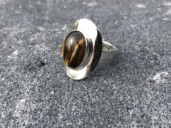 Jeannette: opdracht ring met cabochon