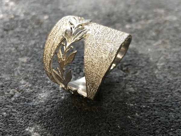 Els : opdracht eerste ring van zilver