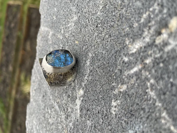 Charlotte: ring zilver met goud, labradoriet