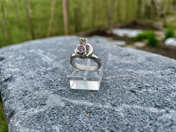 Kaja : ring met gietwerk en steentje