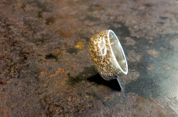 zilver met goudvijlsel. Opduikende Buddah beeltenis