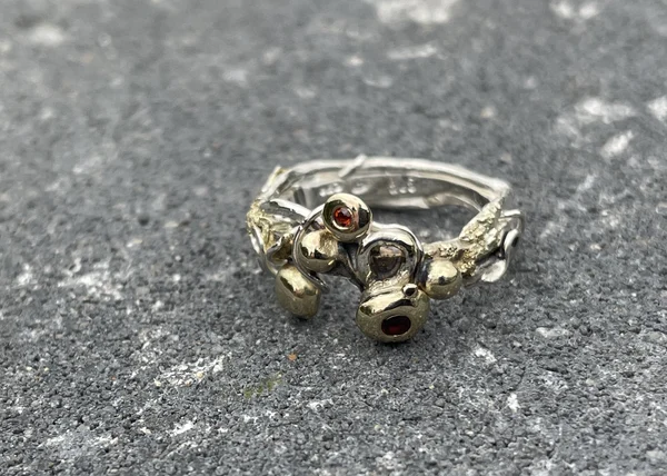 Heerlijke organische ring. Zilver, goud, granaatjes