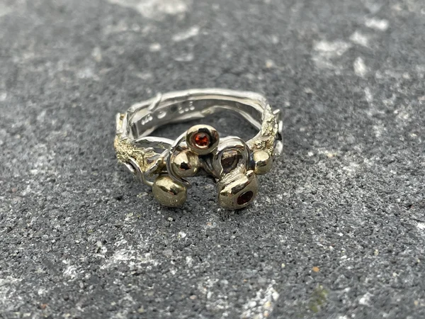 Heerlijke organische ring. Zilver, goud, granaatjes