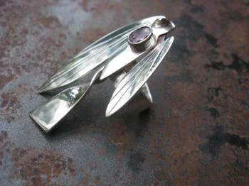 zilver, amethist, 'vogel' gelegenheidsring. Wie durft?