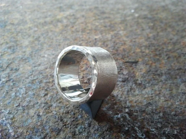 zilver, stoer, no-nonsense