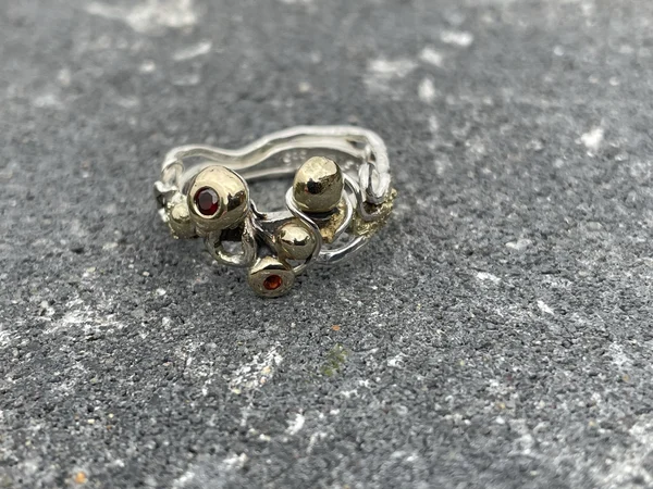 Heerlijke organische ring. Zilver, goud, granaatjes