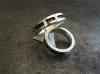 zilver, gedeeltelijk gezwart. Dames en herenring