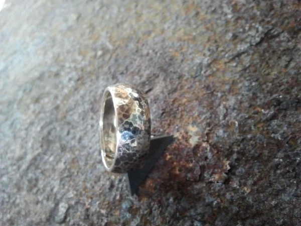 zilver, gehamerd, gezwart