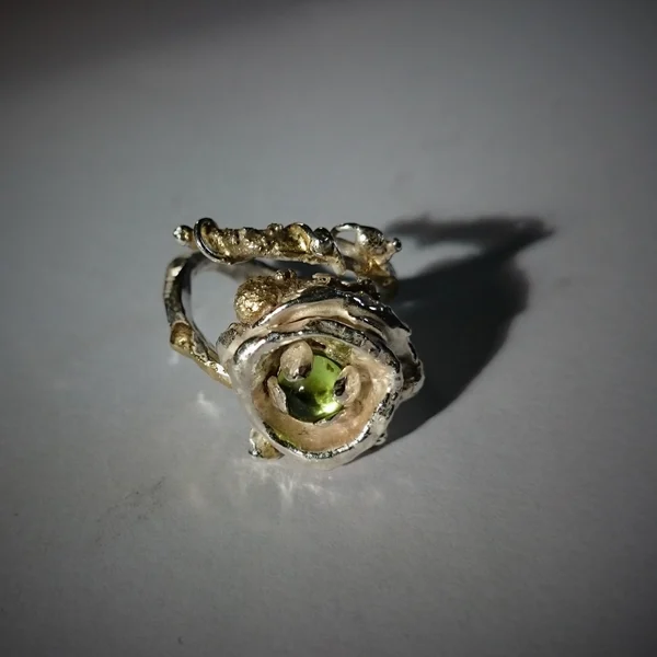 goud, zilver en peridot. Zelf op maat te maken door open vorm