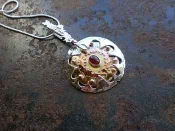 koper en messing, zilver en carneool