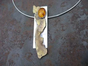 zilver, messing en barnsteen