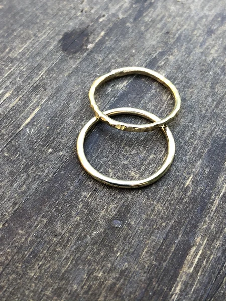 Goud gesmolten, daarna 2 verschillende ringen. Door Ineke
