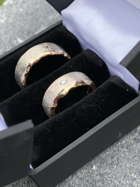 Binnenring roodgoud, buitenring witgoud, 1 diamantje